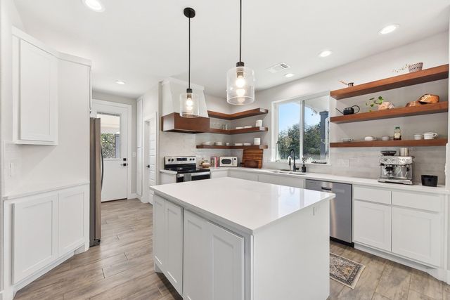 25 Woodacre DR, Wimberley, TX 78676