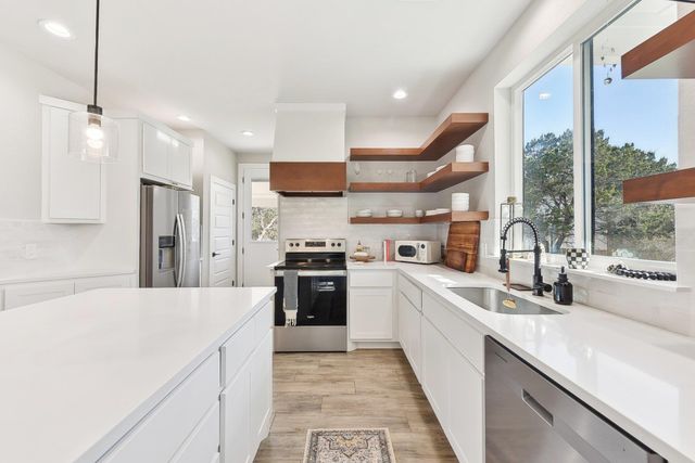 25 Woodacre DR, Wimberley, TX 78676