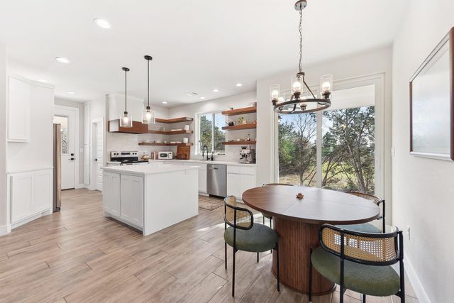 25 Woodacre DR, Wimberley, TX 78676