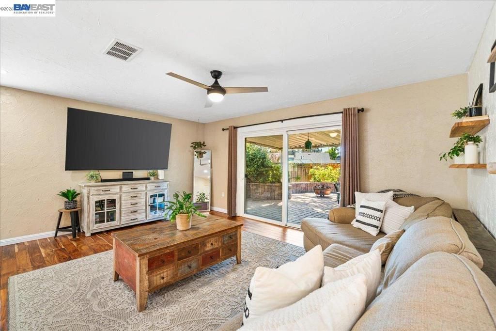 Image 12 of property listing at 1280 Tulip Way, Livermore, CA 94551