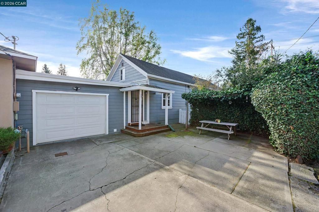 Image 18 of property listing at 22820 22820 5th St, Hayward, CA 94541