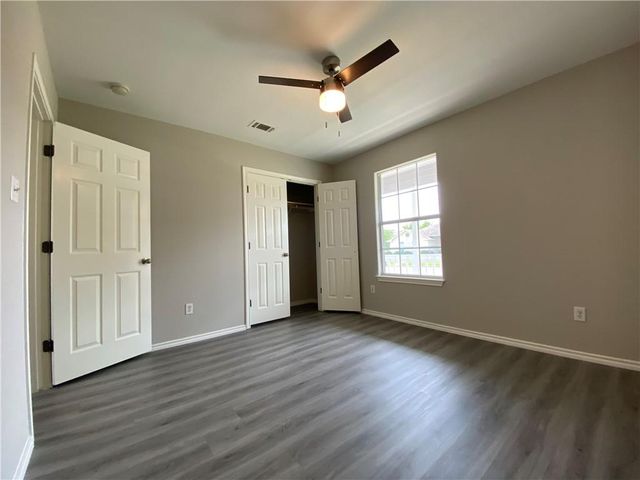 504 Debra DR, Taylor, TX 76574