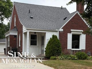 1555 Anita Avenue, Grosse Pointe Woods, MI 48236
