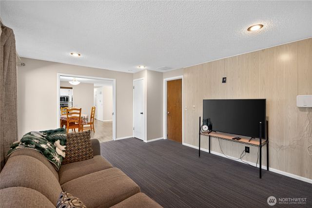 20412 3rd Avenue S, Des Moines, WA 98198