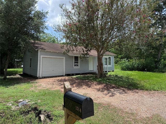 1314 Ella Street, El Campo, TX 77437