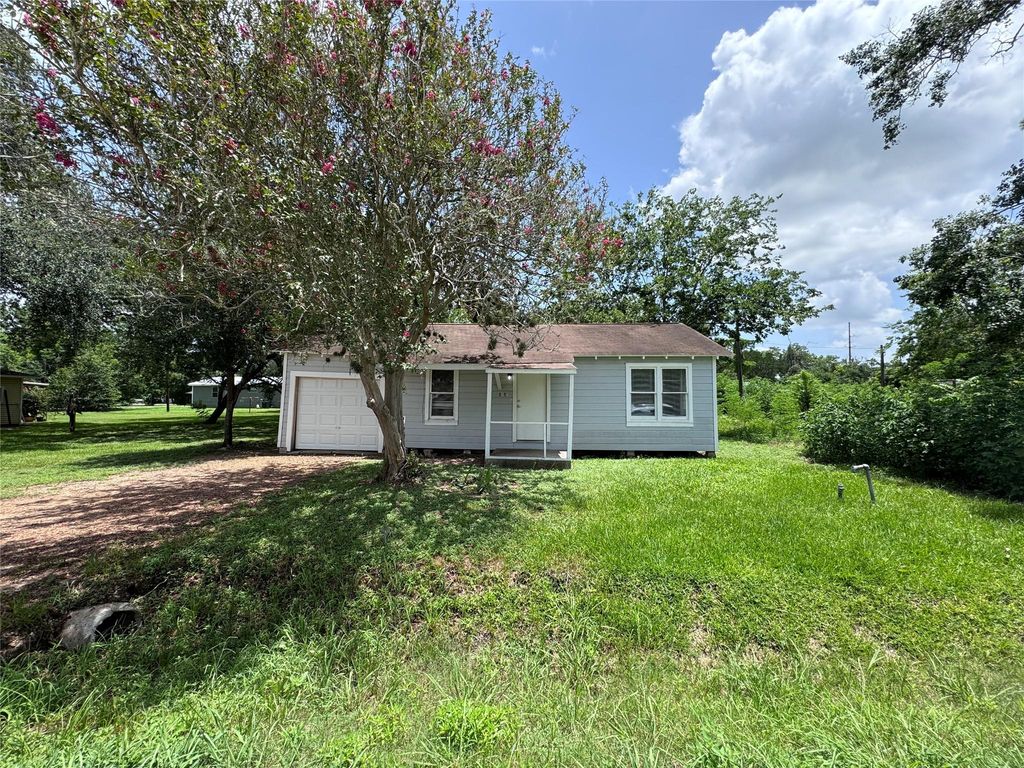 1314 Ella Street, El Campo, TX 77437