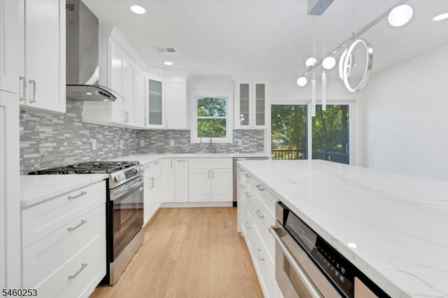 39 Woodcrest Rd, Parsippany-troy Hills Twp., NJ 07005