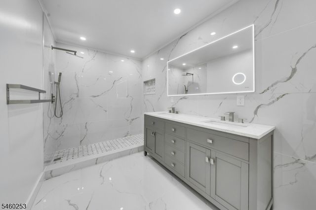 39 Woodcrest Rd, Parsippany-troy Hills Twp., NJ 07005