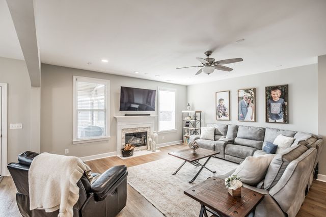 1068 Harvey Springs Dr, Spring Hill, TN 37174