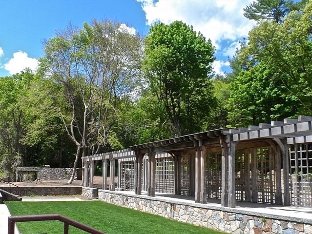 93 Palisades Cir, Stoughton, MA 02072