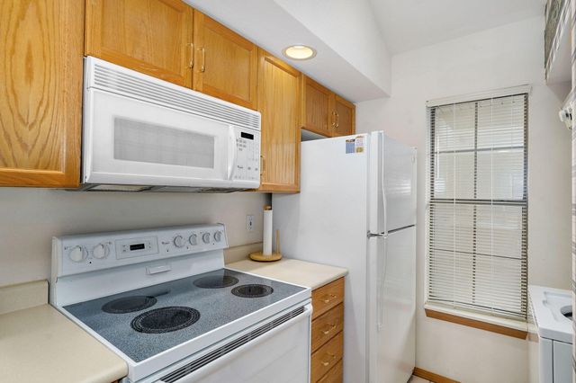 225 Lower Emerald Bay Circle 13, Hollister, MO 65672