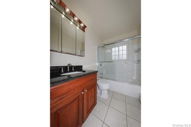 60 Johnson Avenue 4-2B, Sayville, NY 11782
