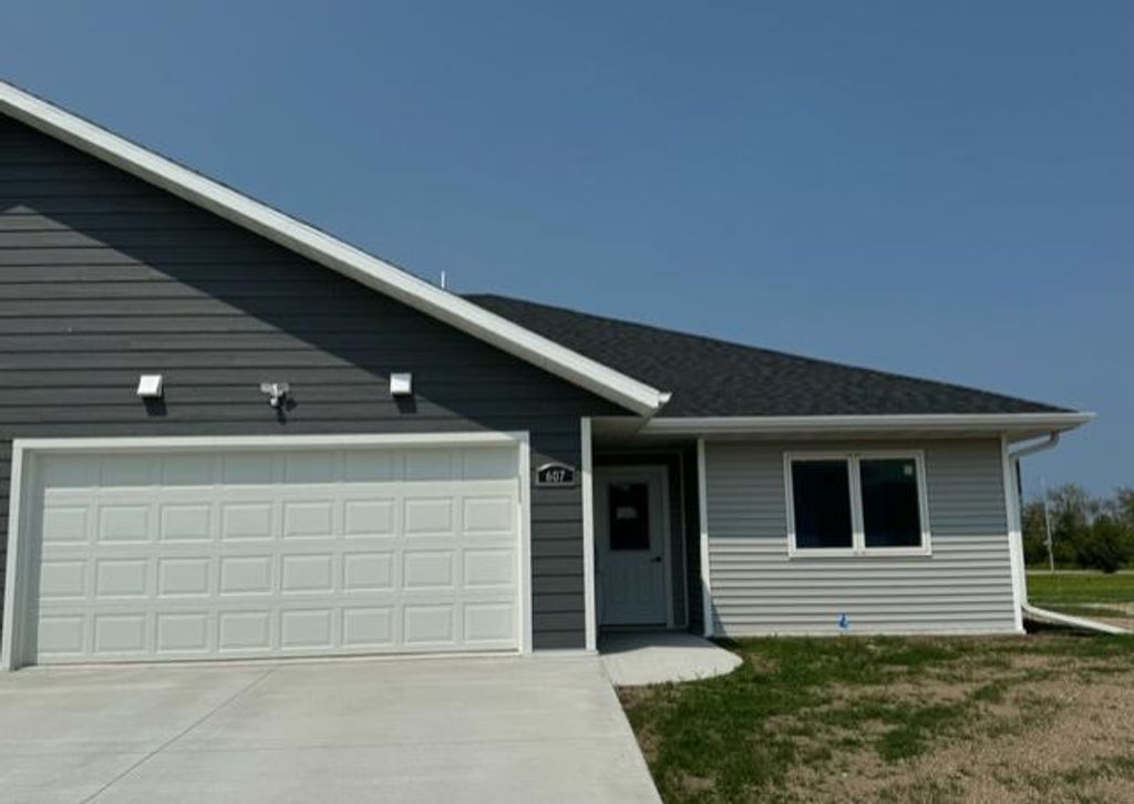 607 McKinley Street SE, Warroad, MN 56763
