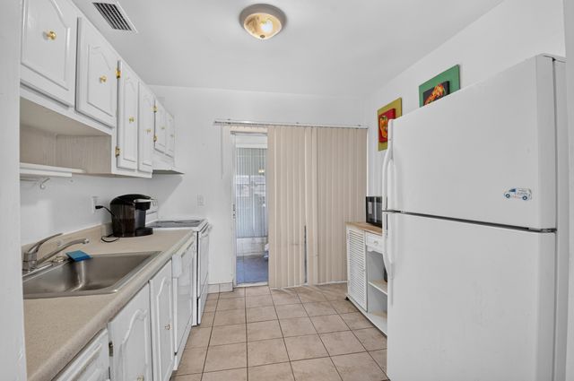 2 Abbey Lane 205, Delray Beach, FL 33446
