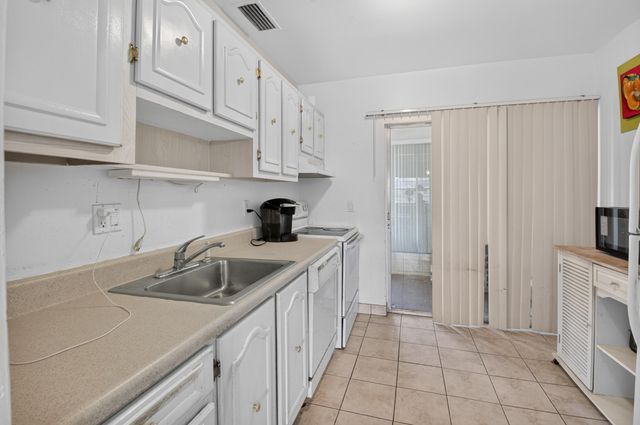 2 Abbey Lane 205, Delray Beach, FL 33446