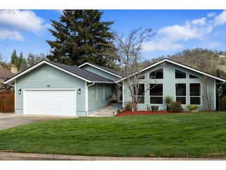 1881 Nw EXCELLO Dr, Roseburg, OR 97471