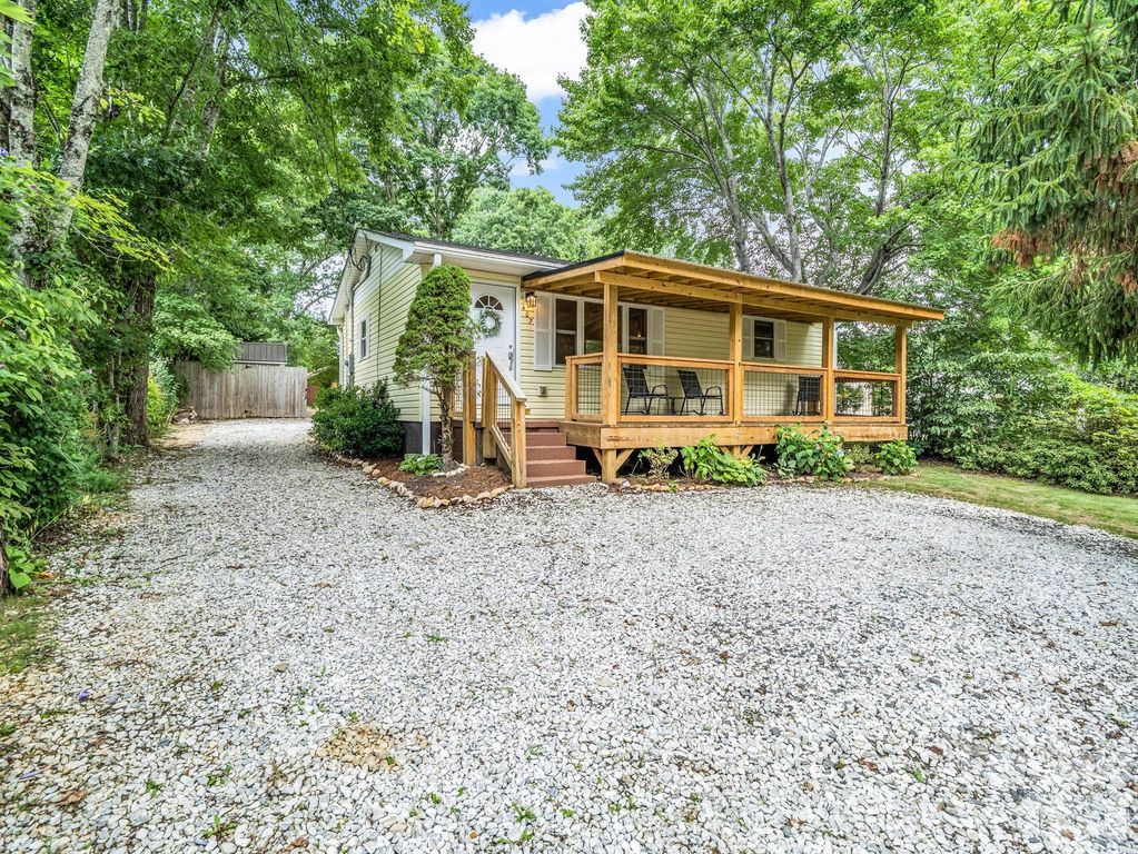 407 Hiawassee Avenue, Black Mountain, NC 28711