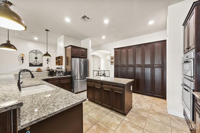 9321 Riviera Del Sol Drive, Bakersfield, CA 93314