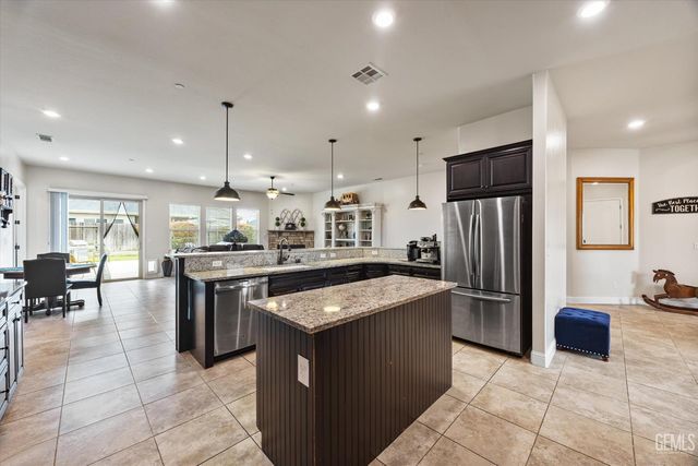 9321 Riviera Del Sol Drive, Bakersfield, CA 93314