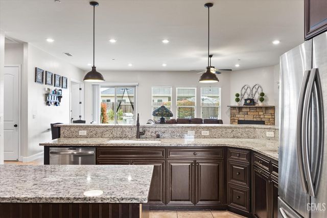 9321 Riviera Del Sol Drive, Bakersfield, CA 93314