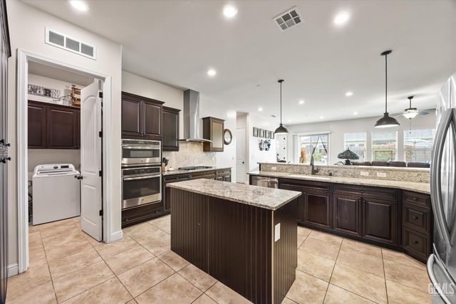 9321 Riviera Del Sol Drive, Bakersfield, CA 93314