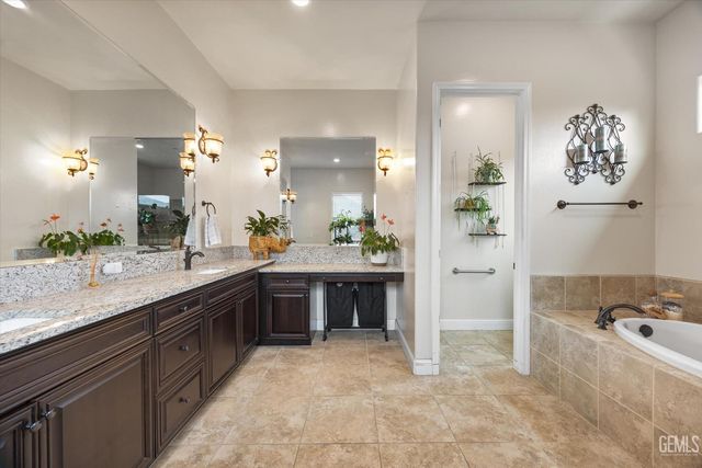 9321 Riviera Del Sol Drive, Bakersfield, CA 93314