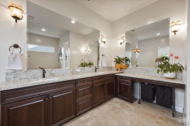 9321 Riviera Del Sol Drive, Bakersfield, CA 93314