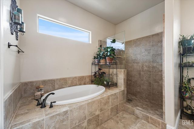 9321 Riviera Del Sol Drive, Bakersfield, CA 93314