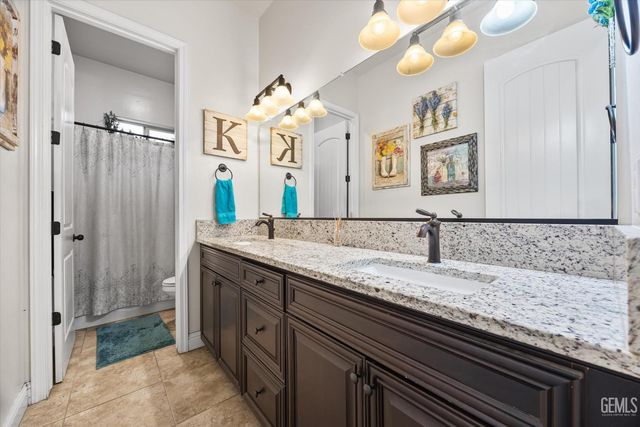 9321 Riviera Del Sol Drive, Bakersfield, CA 93314