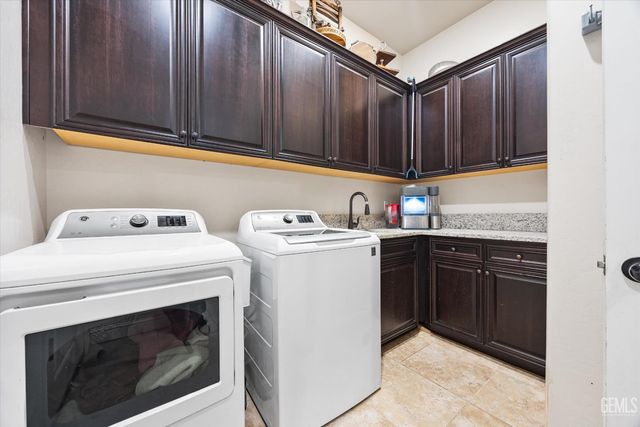 9321 Riviera Del Sol Drive, Bakersfield, CA 93314