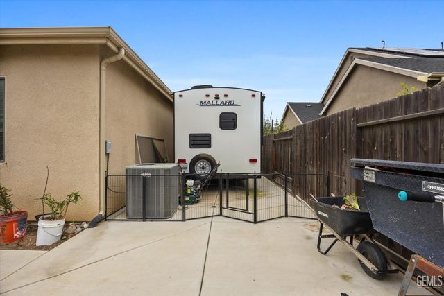 9321 Riviera Del Sol Drive, Bakersfield, CA 93314