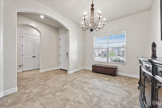 9321 Riviera Del Sol Drive, Bakersfield, CA 93314