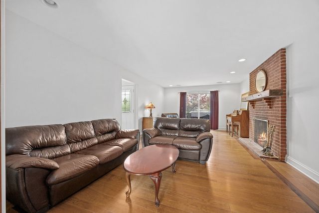 4821 Wallbank Avenue, Downers Grove, IL 60515