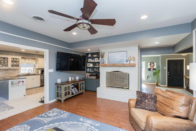 2049 Columbine St, Baton Rouge, LA 70808