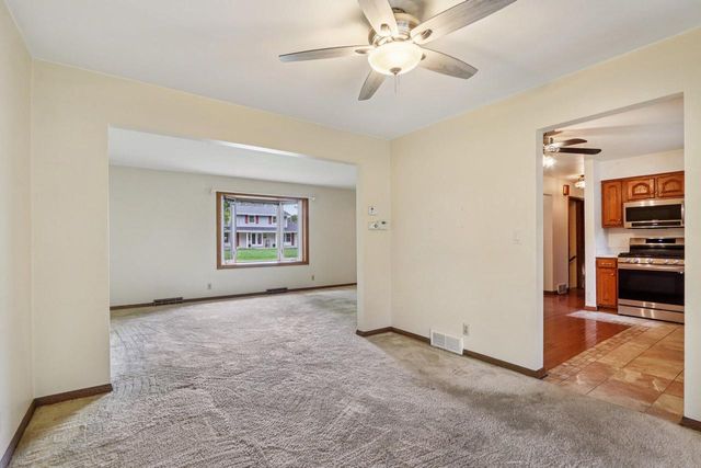 21300 Astolat DRIVE, Brookfield, WI 53045