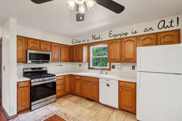 21300 Astolat DRIVE, Brookfield, WI 53045