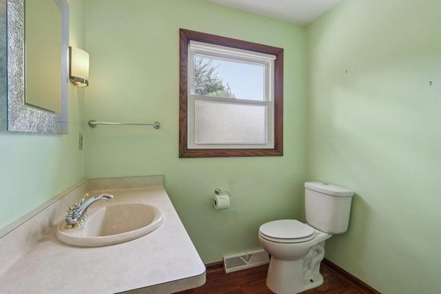 21300 Astolat DRIVE, Brookfield, WI 53045