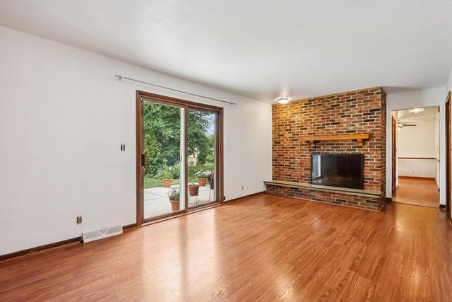 21300 Astolat DRIVE, Brookfield, WI 53045