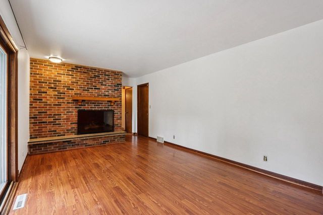 21300 Astolat DRIVE, Brookfield, WI 53045