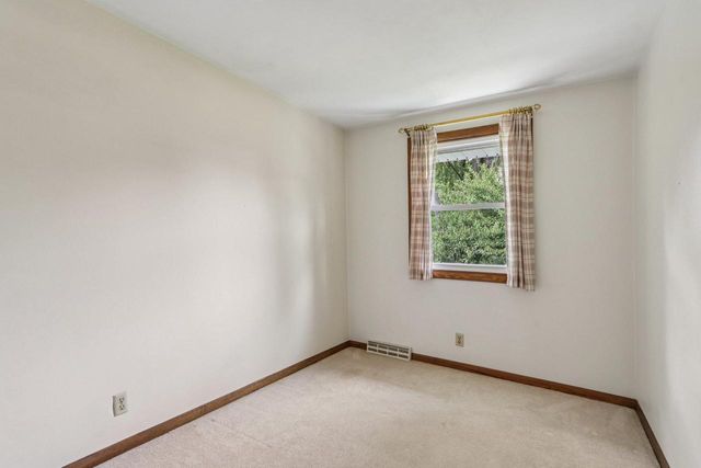 21300 Astolat DRIVE, Brookfield, WI 53045