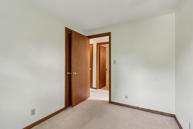 21300 Astolat DRIVE, Brookfield, WI 53045