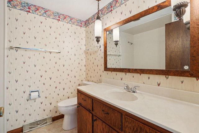 21300 Astolat DRIVE, Brookfield, WI 53045