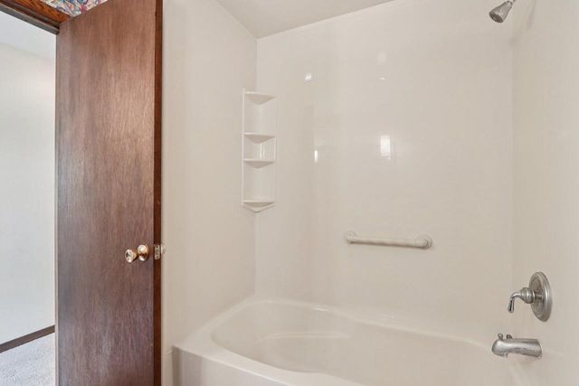 21300 Astolat DRIVE, Brookfield, WI 53045