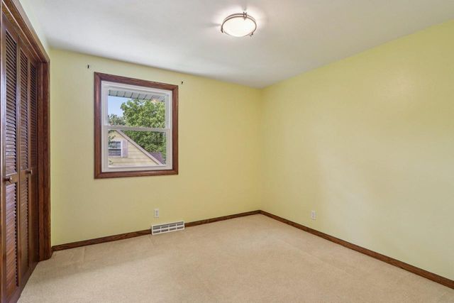 21300 Astolat DRIVE, Brookfield, WI 53045