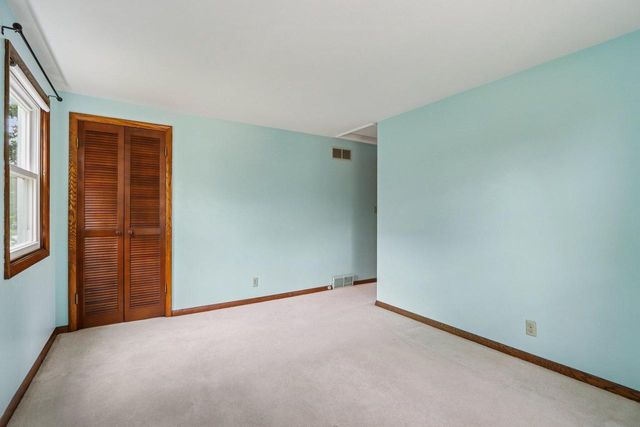 21300 Astolat DRIVE, Brookfield, WI 53045