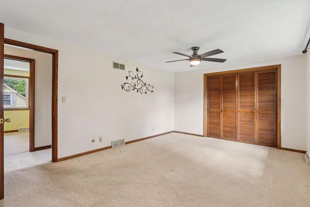 21300 Astolat DRIVE, Brookfield, WI 53045