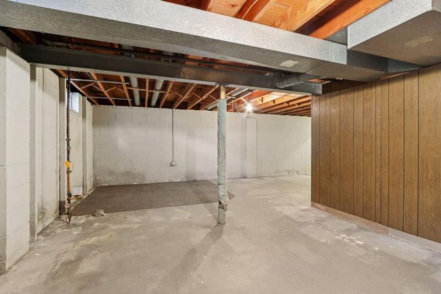 21300 Astolat DRIVE, Brookfield, WI 53045