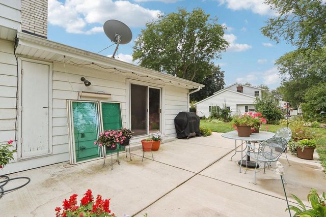 21300 Astolat DRIVE, Brookfield, WI 53045