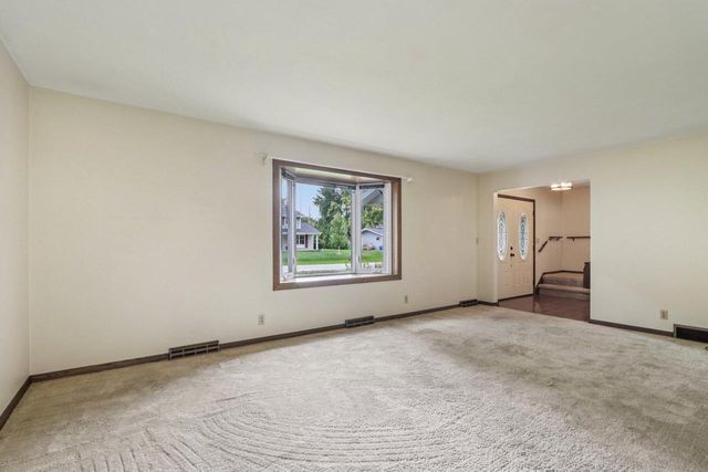 21300 Astolat DRIVE, Brookfield, WI 53045