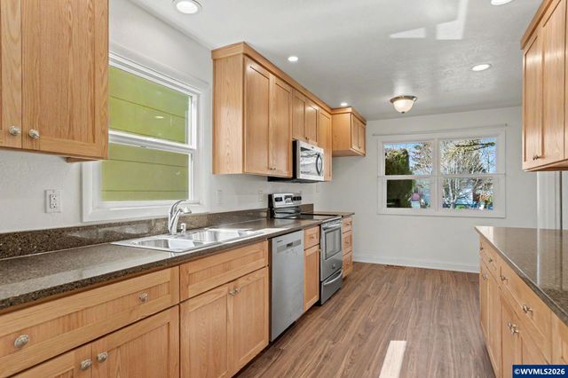 1980 17th St NE, Salem, OR 97301